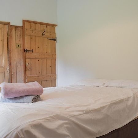 Lower Goytre Farmhouse Llanfair Waterdine エクステリア 写真