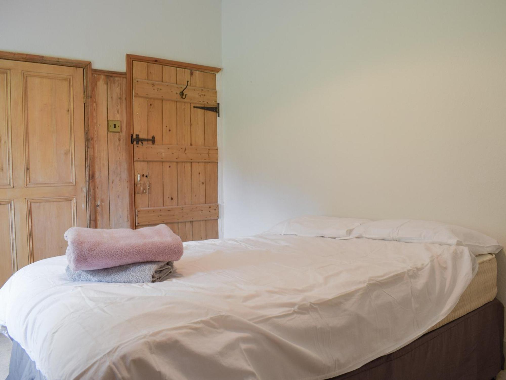Lower Goytre Farmhouse Llanfair Waterdine エクステリア 写真