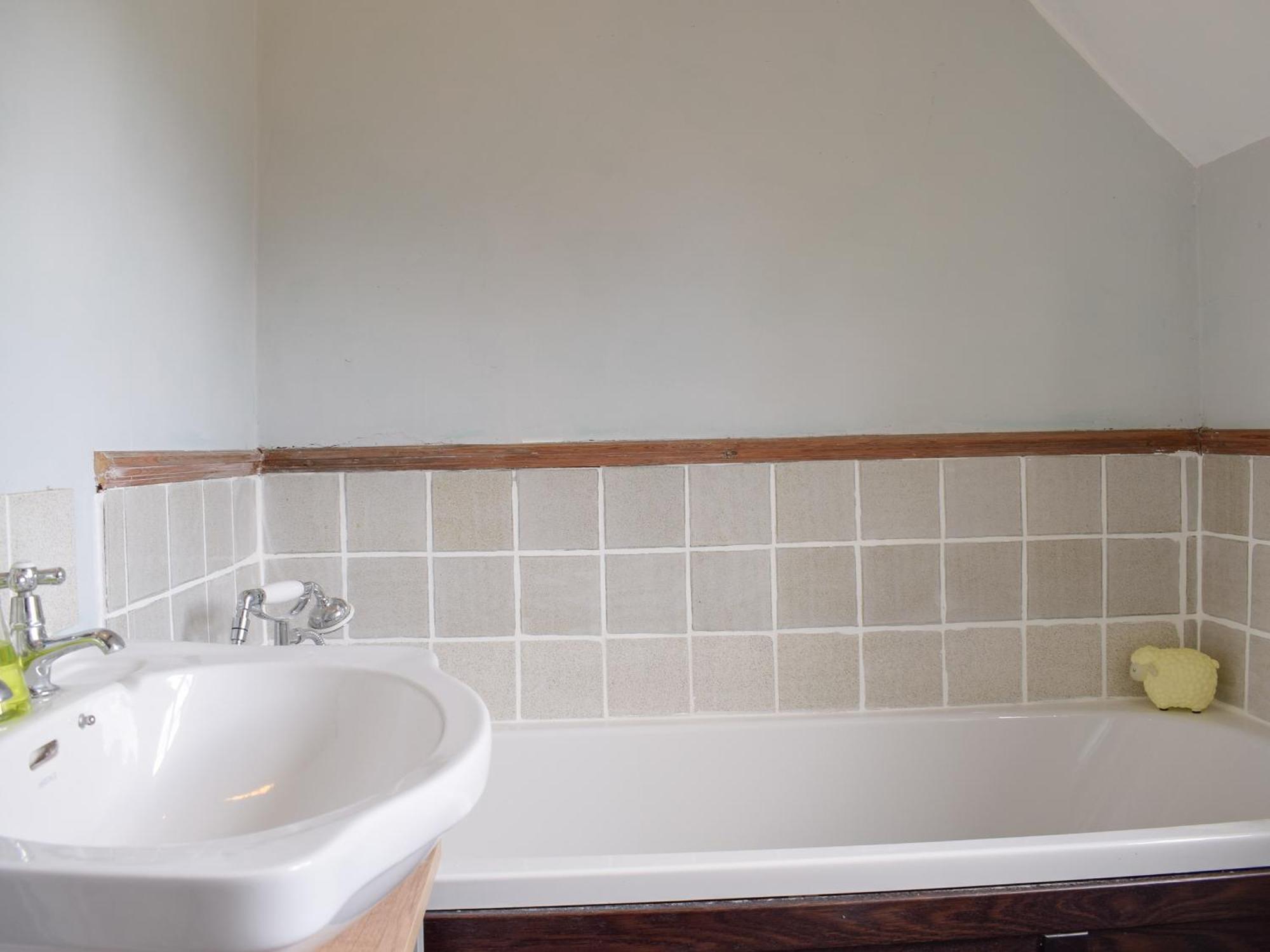 Lower Goytre Farmhouse Llanfair Waterdine エクステリア 写真