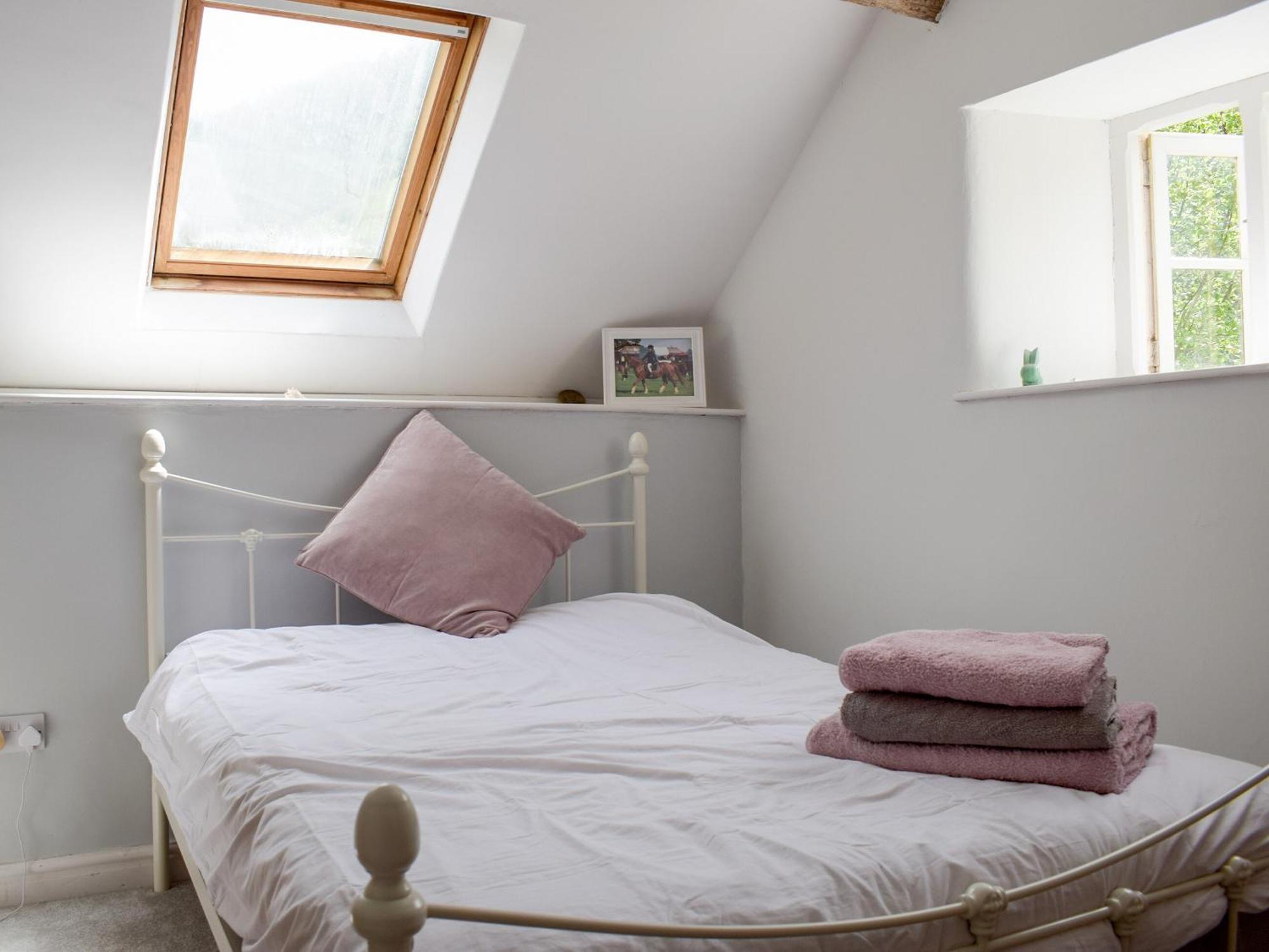 Lower Goytre Farmhouse Llanfair Waterdine エクステリア 写真