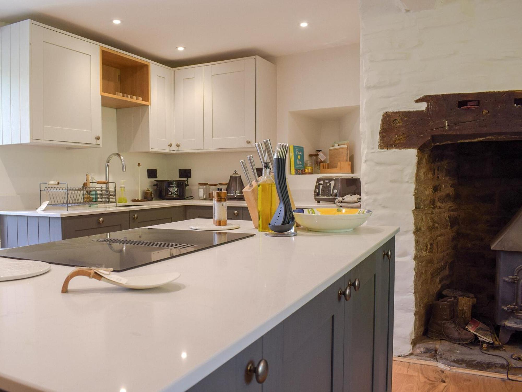 Lower Goytre Farmhouse Llanfair Waterdine エクステリア 写真