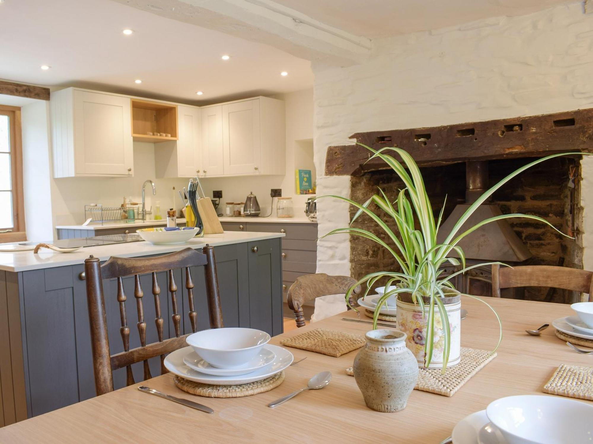 Lower Goytre Farmhouse Llanfair Waterdine エクステリア 写真